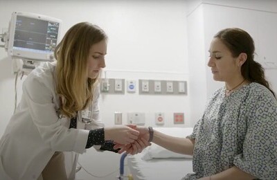 Кодирование Аквилонг в Шимановске Врач держит пациентку за руку