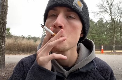 Лечение зависимости от табакокурения в Шимановске Мужчина с сигаретой делает затяжку